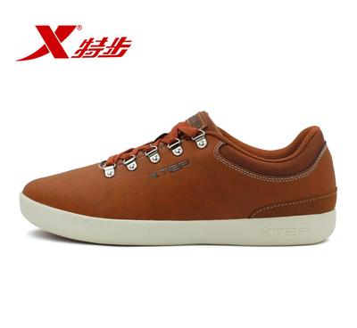 特步988419311196男鞋 保暖轻便板鞋，冬季运动与日常穿搭的理想之选