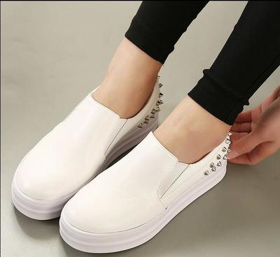 春季新风尚 厚底乐福鞋，复古铆钉演绎休闲潮流